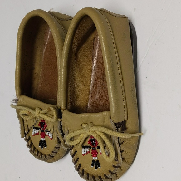 Minnetonka Kids Leather And Beaded Moccasins - Picture 4 of 8